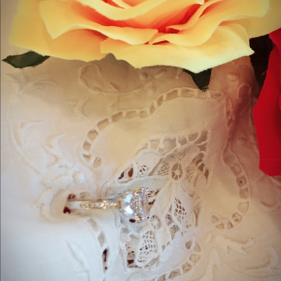 🔥SALE🔥 White Sapphire & Silver Engagement Ring - Picture 4 of 8